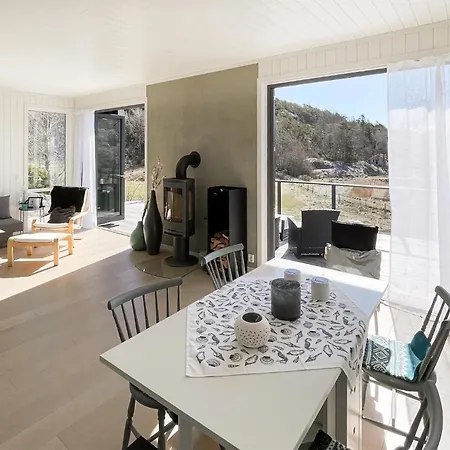 Holiday home Stunning In With Kitchen Skjarhollen